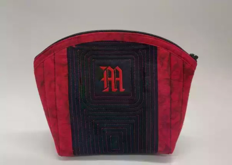 Kleine Tasche mit Monogramm